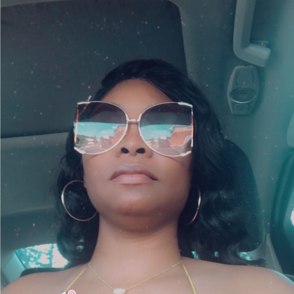 Meet your Posher, Chamita